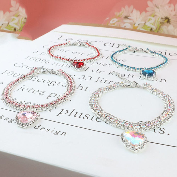 Katzenhalsband mit reflektierendem Band und einem glitzernden Kristall-Herzanhänger für Ihre Katze.