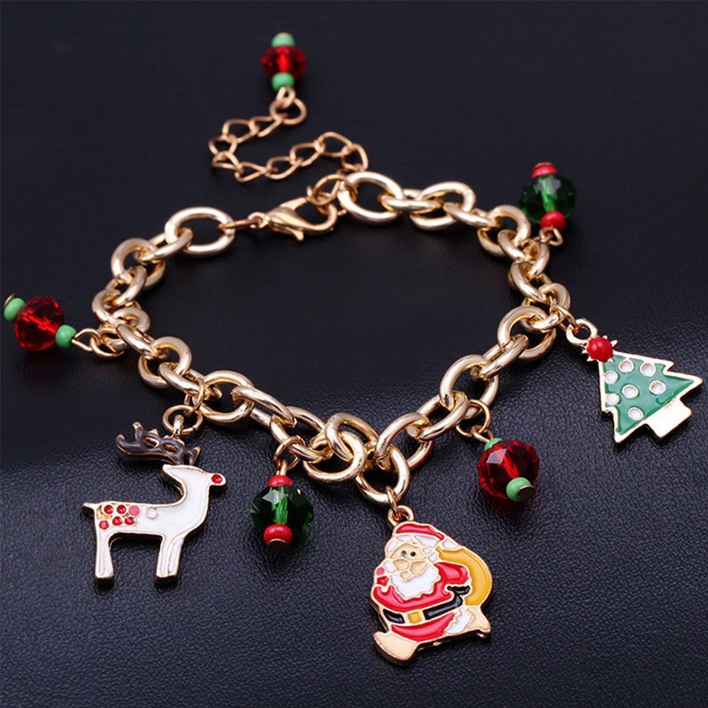Nahaufnahme des festlichen Damen Weihnachtsarmbands mit detaillierten Schneeflocken- & Weihnachtsbaum-Charms.