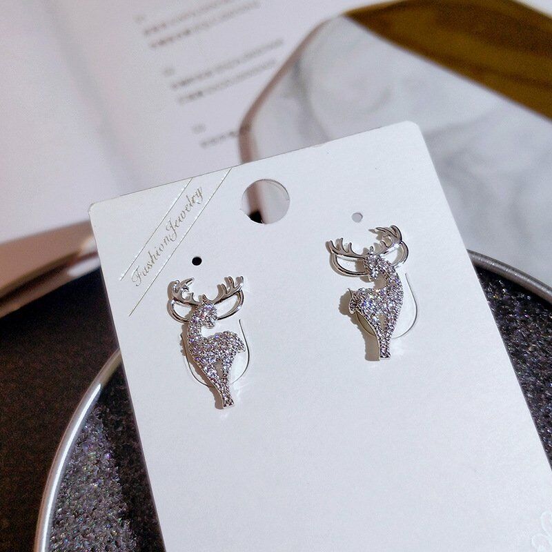 Glitzernde Rentier Damenohrringe mit Strass für Weihnachten. Festlicher Schmuck als Accessoire für Winteroutfits.