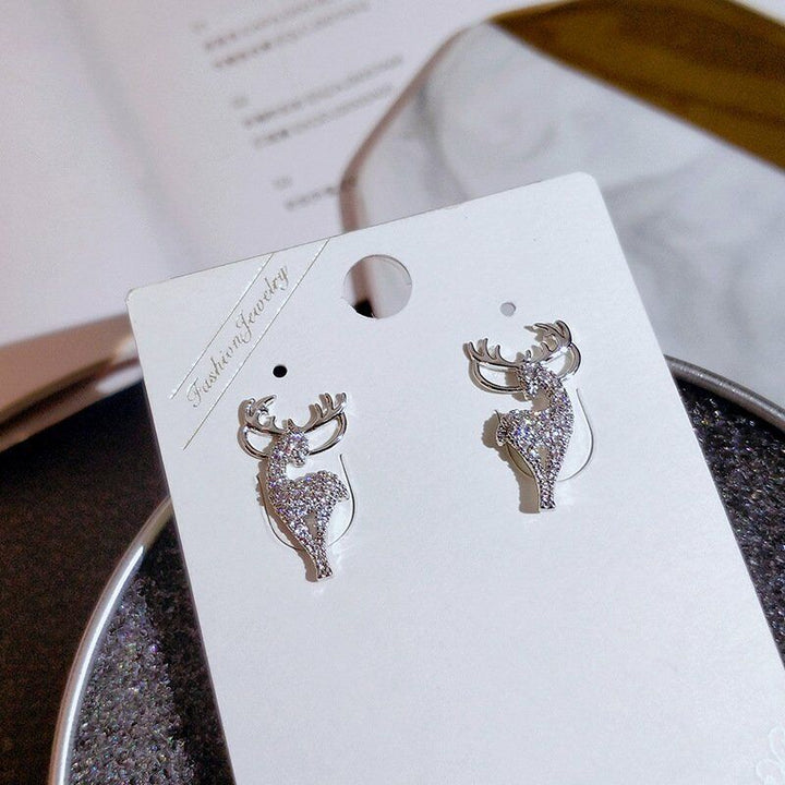 Glitzernde Rentier Damenohrringe mit Strass für Weihnachten. Festlicher Schmuck als Accessoire für Winteroutfits.