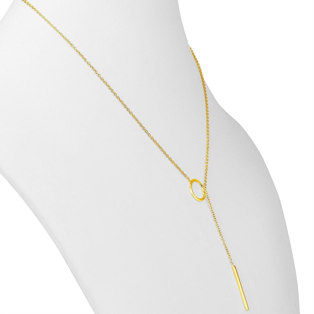 Nahaufnahme: Damen Lariat-Halskette mit detailliertem Barren-Anhänger, zeitloser Modeschmuck.