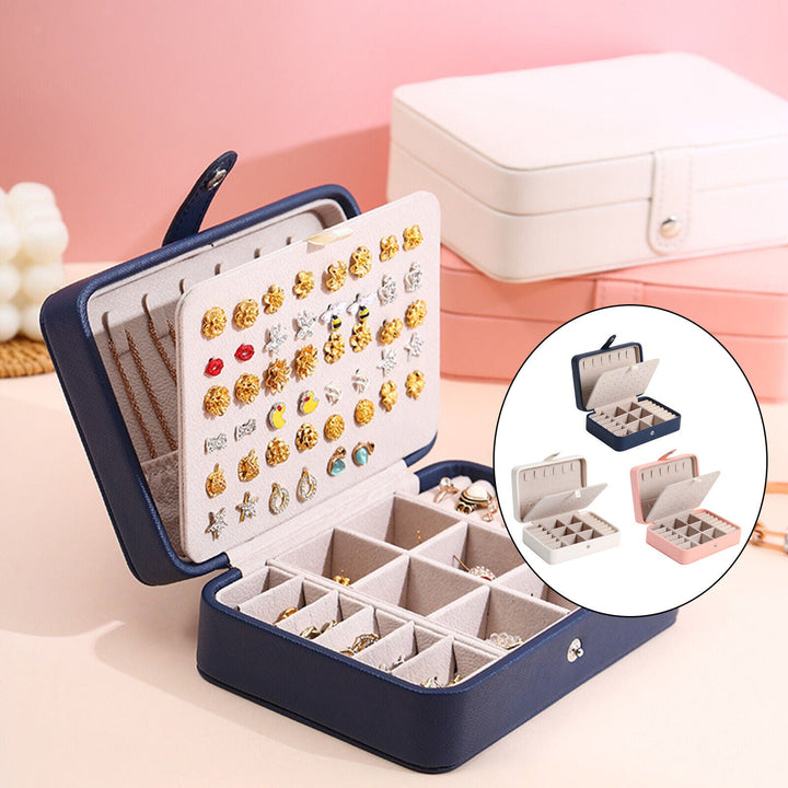 Organizer für Schmuck: Elegantes Lederkästchen, klein, mit Klappdeckel, ideal für Ringe und Ohrstecker.