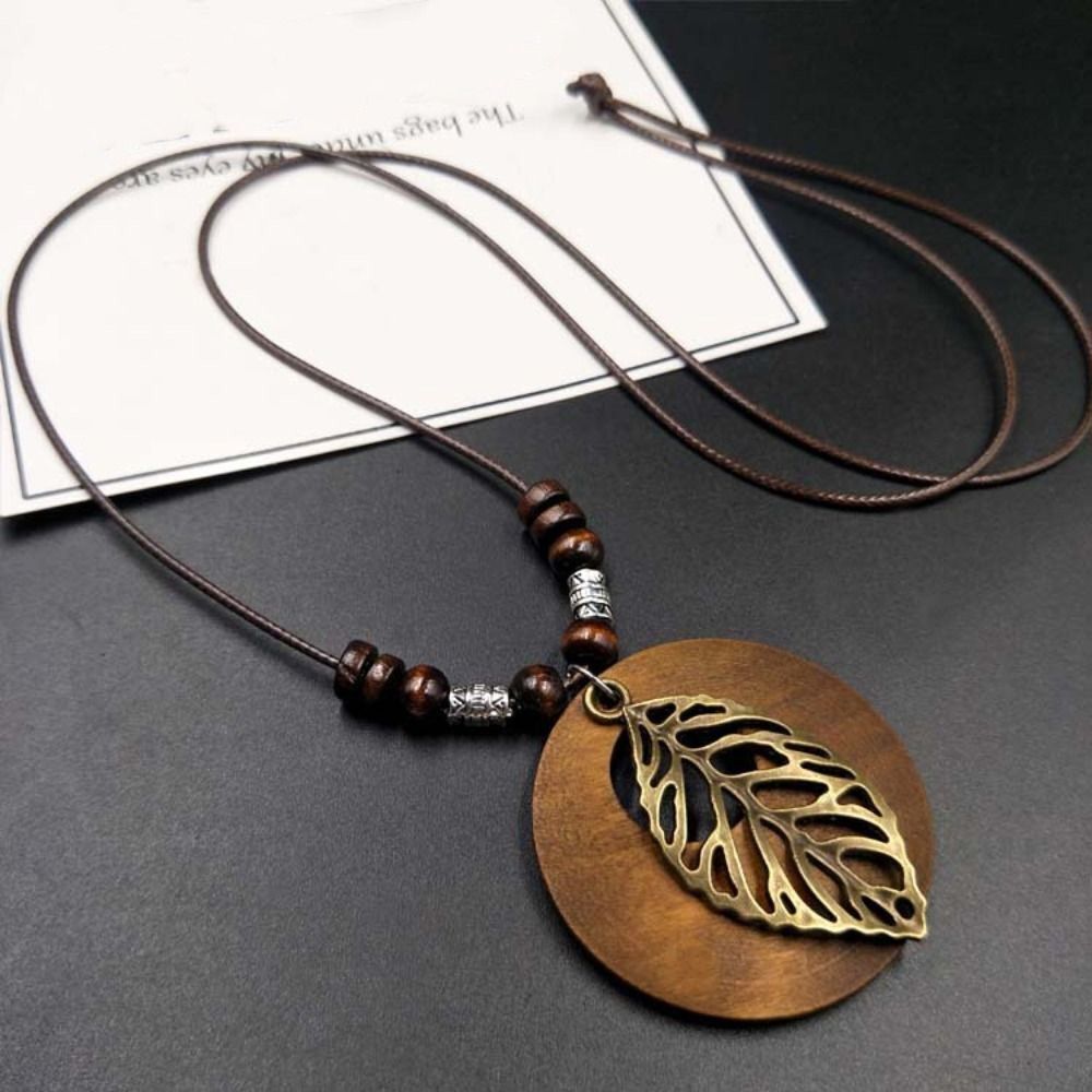 Boho Holzschmuck Halskette, handgefertigt, unikat, mit Bronze Anhänger für Damen, naturinspiriert.