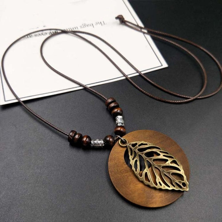 Boho Holzschmuck Halskette, handgefertigt, unikat, mit Bronze Anhänger für Damen, naturinspiriert.