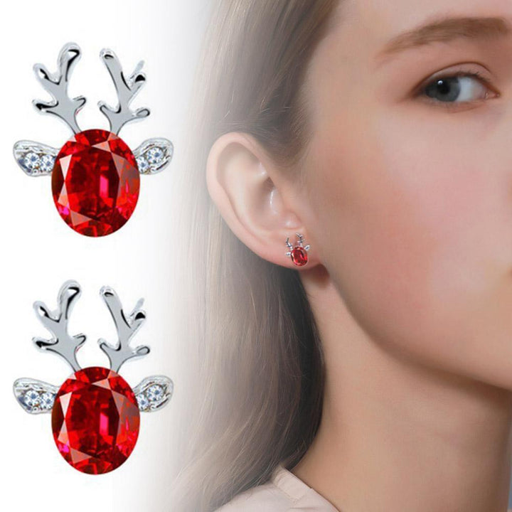 Weihnachts-Ohrstecker mit Rentier und funkelnden Kristallen. Eleganter Schmuck für Damen in der Winterzeit.