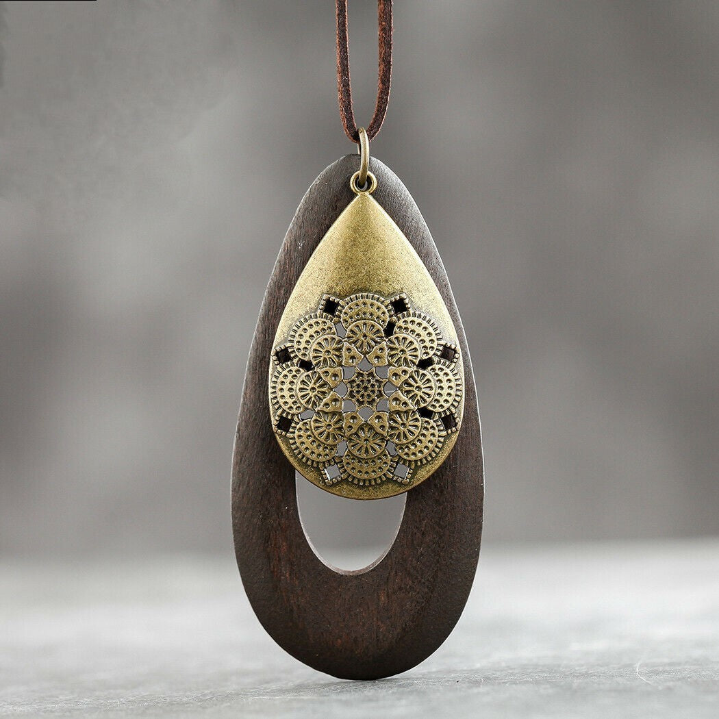 Einzigartige Damen Halskette aus Holz, ovaler Anhänger im Boho-Stil; naturnaher Statement-Schmuck.