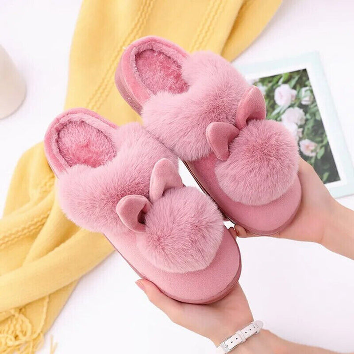 Rosa Damen Hausschuhe, flauschig warm, mit Hasenohren Design. Ideal für entspannte Tage.
