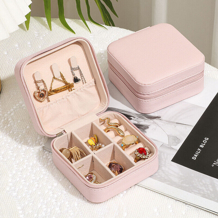 Praktische Reise-Schmuckschatulle, quadratisch, Lederoptik, perfekt zum Mitnehmen von Schmuck.