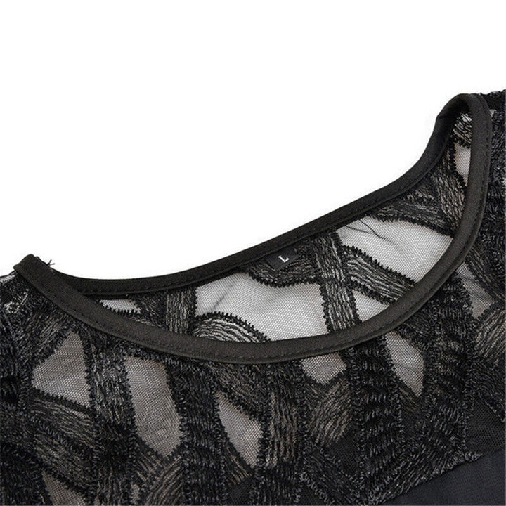Plus Size Damenkleid für besondere Anlässe. Festliches Midi-Kleid mit eleganten, detailreichen Ärmeln.