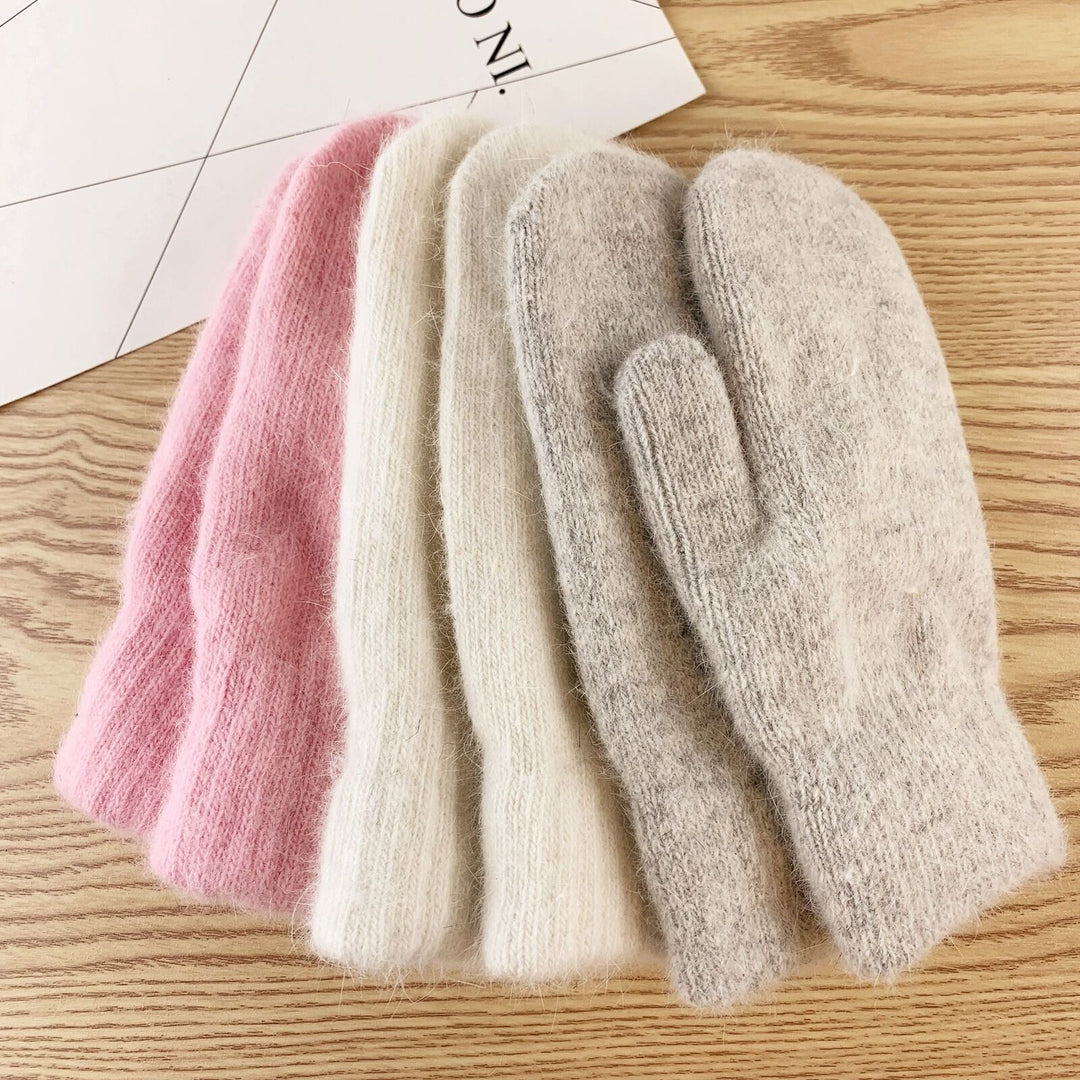 Detailaufnahme von weichen, warmen Plüschhandschuhen, ideal für Herren & Damen im Winter. Kuschelige Fäustlinge.
