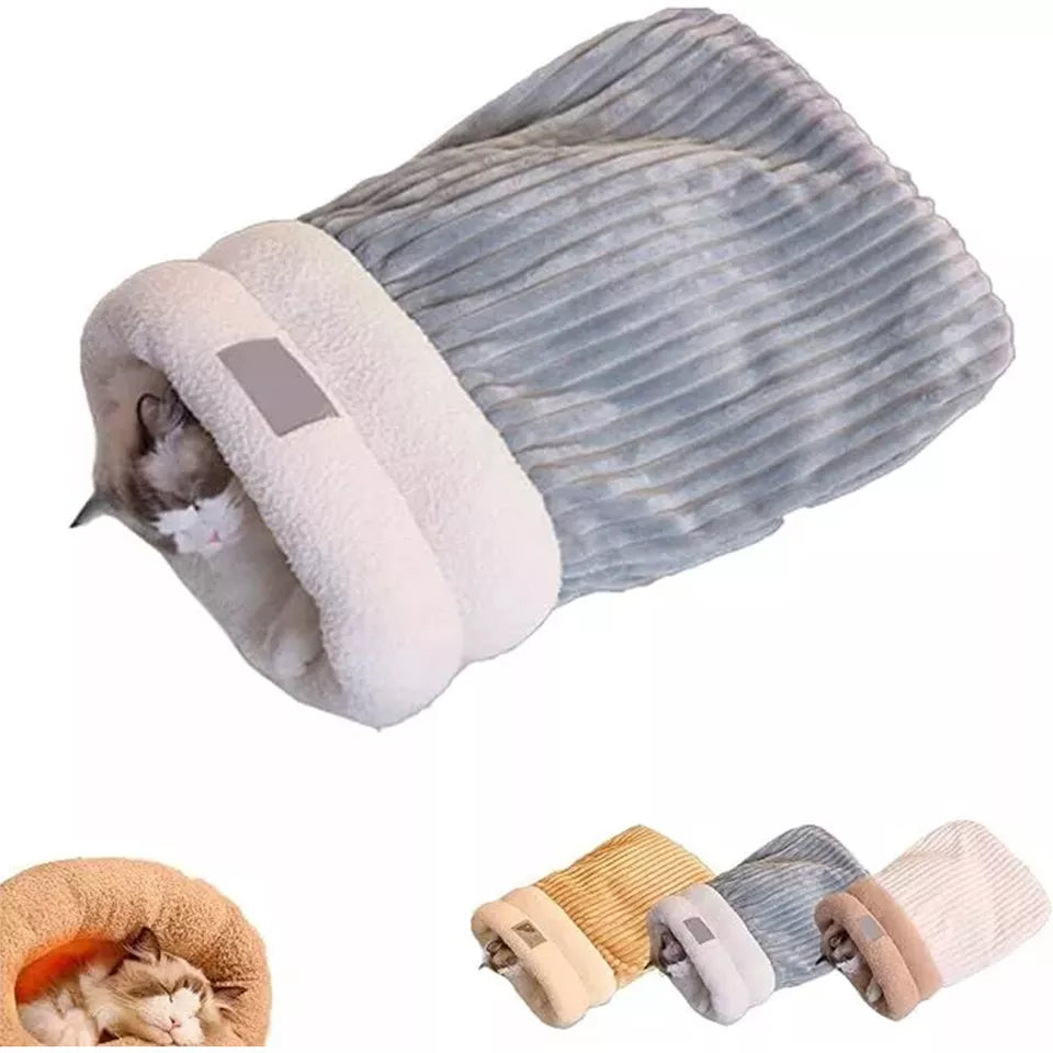 Luxuriöses Plüschbett für Katzen: Gemütlicher Katzenschlafsack als Kuschelhöhle für tiefe Entspannung.