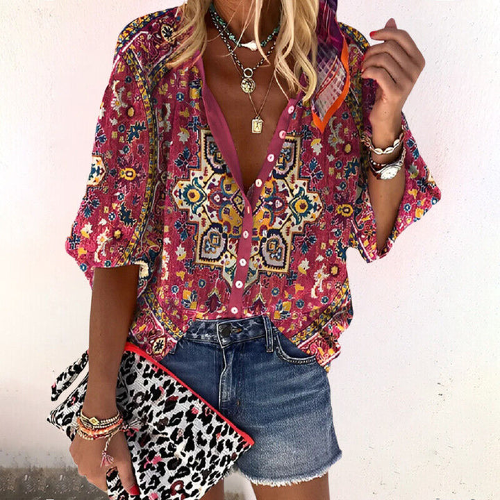 Rosa Damen Boho Bluse mit Blumenprint. Luftige Sommerbluse mit weiten Ärmeln für bequemen Look.