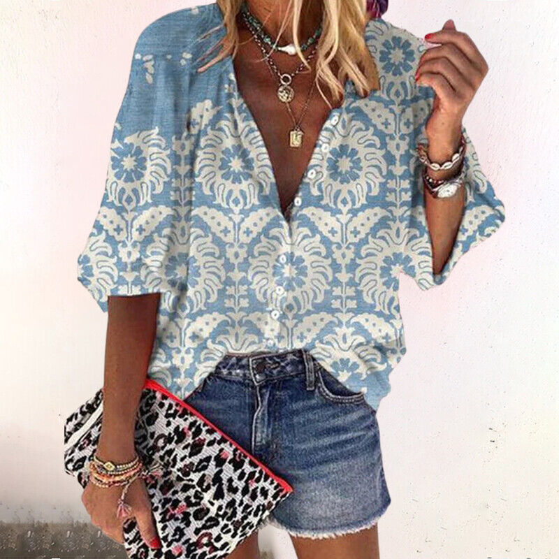 Blaue Damen Sommerbluse im Boho-Stil mit Blumenprint & weiten Ärmeln. Ideal für einen entspannten Tag.