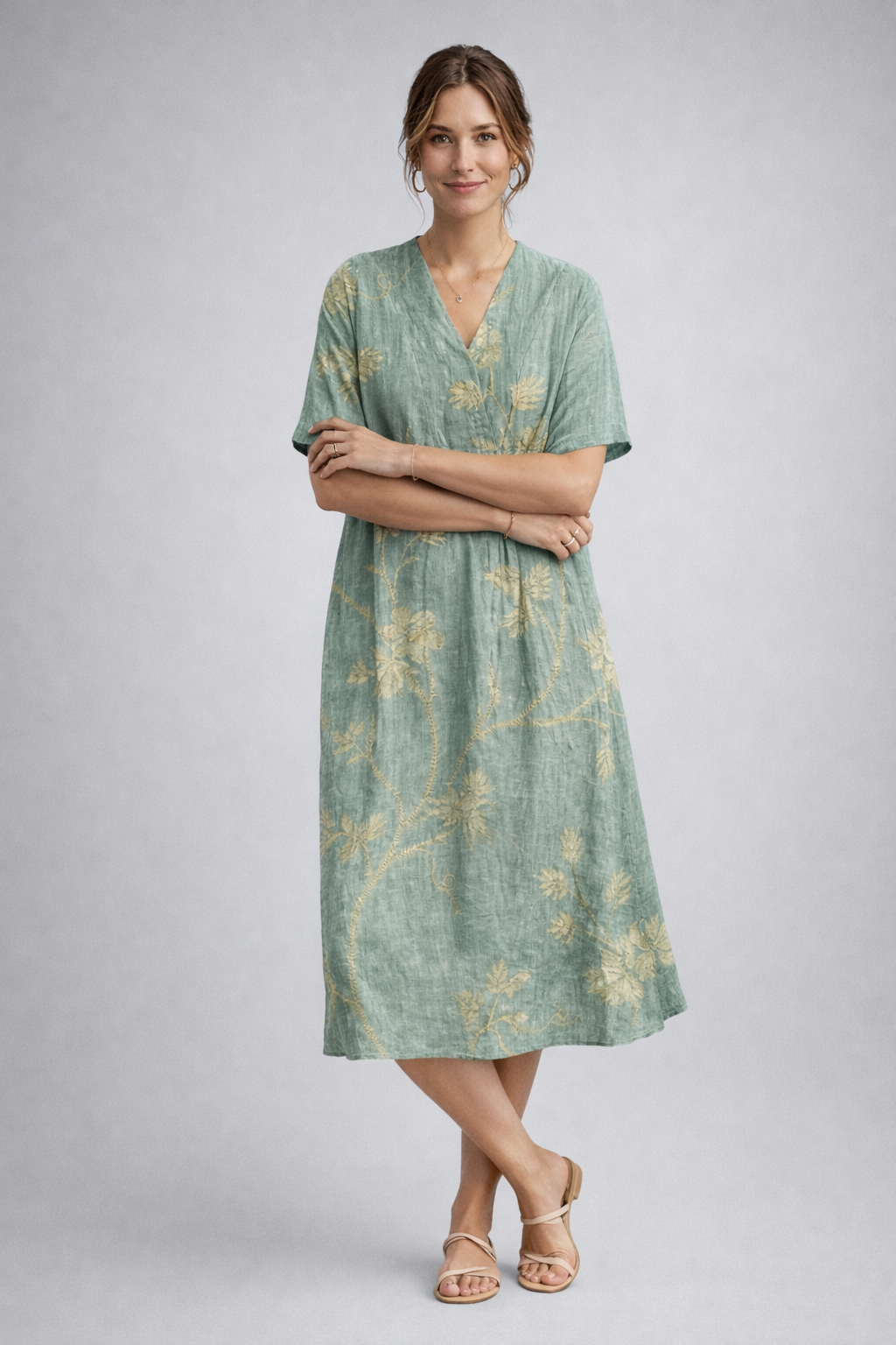 Grünes Damen-Sommerkleid im Boho-Look. Florales Midikleid mit lockerer Passform, perfekt für Urlaub & Freizeit.