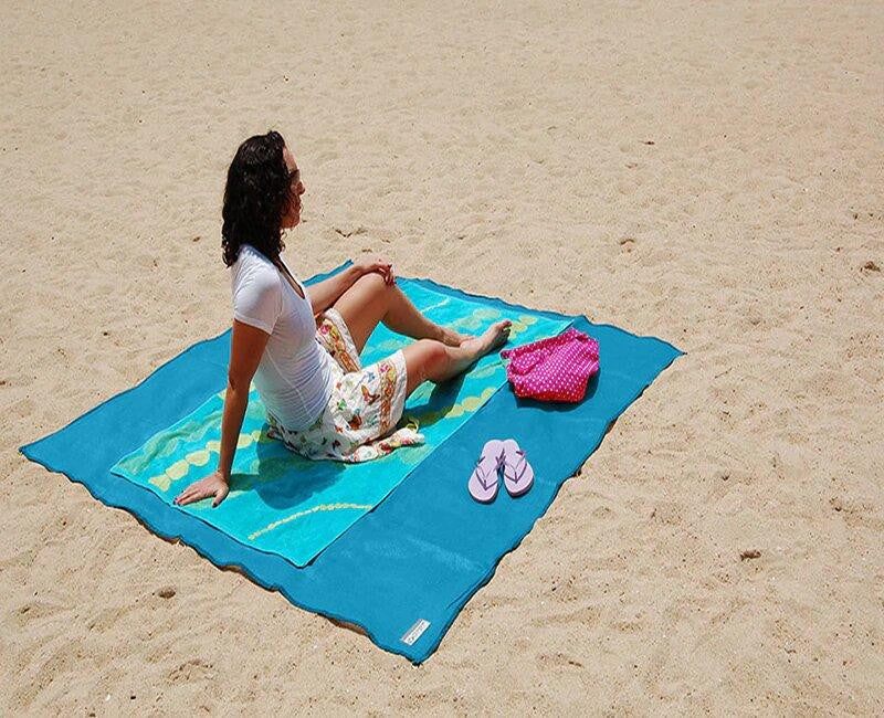 Blaue, sandfreie Strandmatte als Outdoor-Zubehör. Perfekt für Picknick, Strand und entspannte Tage ohne Sand.