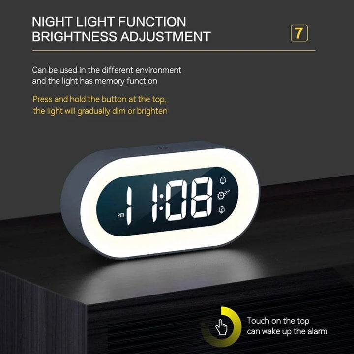 Moderner Lichtwecker mit USB-C-Anschluss, integriertem Nachtlicht und Weckfunktion für ein sanftes Erwachen im Schlafzimmer.