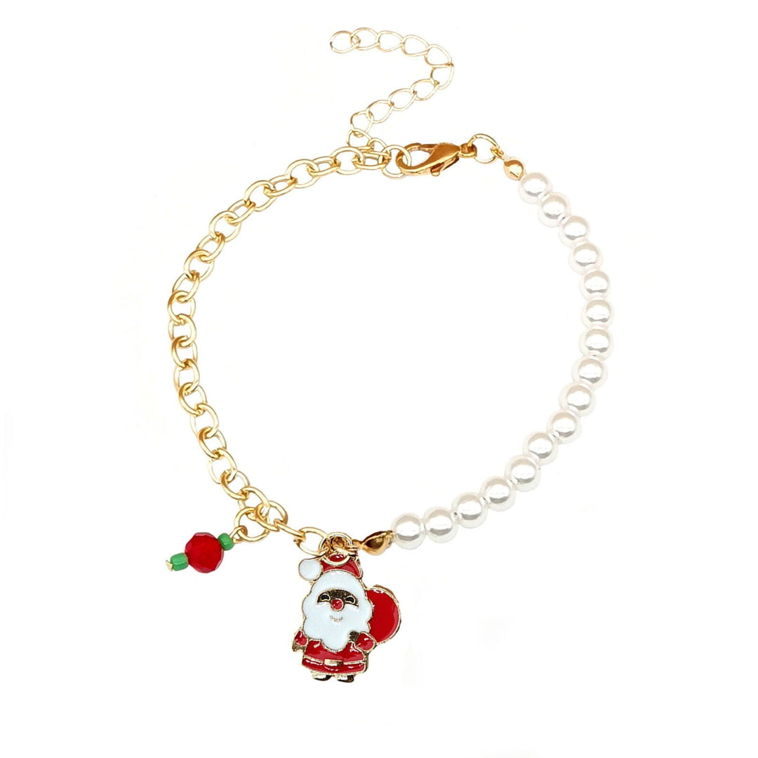 Funkelndes Damen Charm-Armband mit Perlen & weihnachtlichen Motiven. Festlicher Winterzauber am Handgelenk.