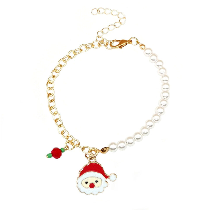 Glänzendes Perlenarmband für Damen mit festlichen Weihnachtscharm-Anhängern. Winterliches Schmuckstück.