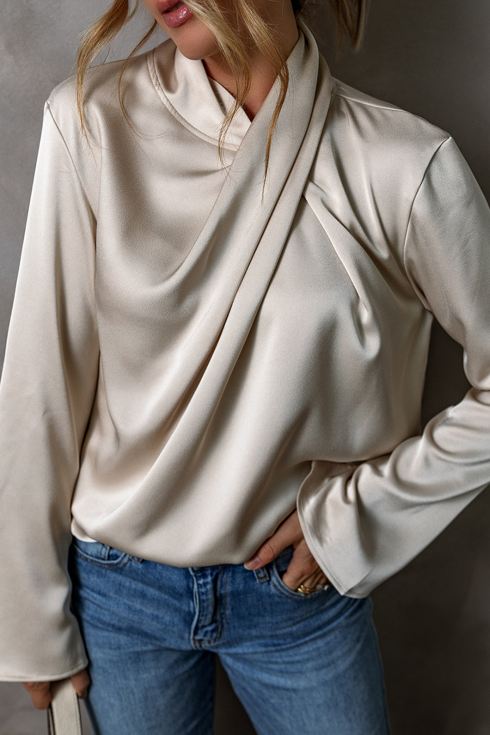 Chic satiniert Damenbluse mit modischer Kreuzfront. Perfektes Oberteil für Business- und Abendmode.