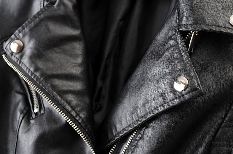 Moderne schwarze Damen Bikerjacke mit Reißverschluss, wasserabweisend und warm. Schick und funktional für Herbst & Winter.