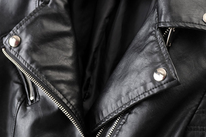 Moderne schwarze Damen Bikerjacke mit Reißverschluss, wasserabweisend und warm. Schick und funktional für Herbst & Winter.