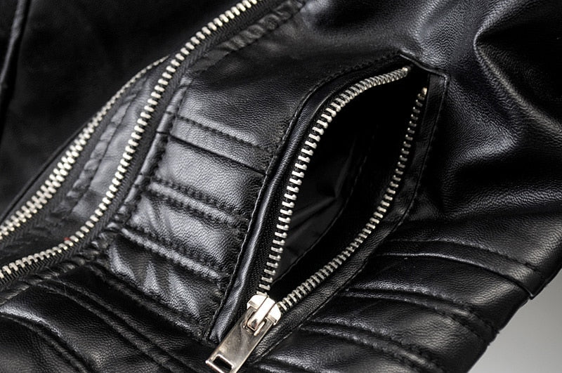 Trendige schwarze Damen Bikerjacke, schick und warm. Wasserabweisende Modejacke, perfekt für Streetwear und elegante Herbstlooks.