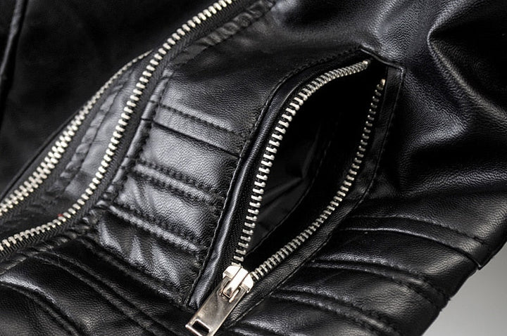 Trendige schwarze Damen Bikerjacke, schick und warm. Wasserabweisende Modejacke, perfekt für Streetwear und elegante Herbstlooks.