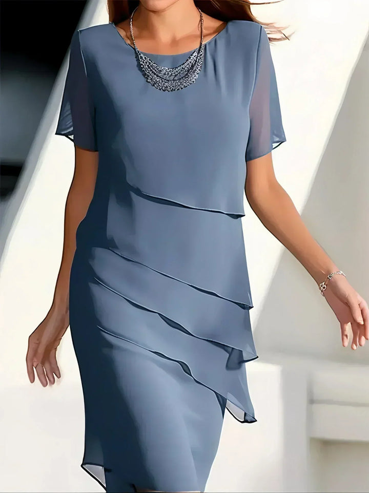 Schickes Damenkleid mit figurschmeichelndem Design, perfekt für Freizeit oder Abend. Elegant & modisch.