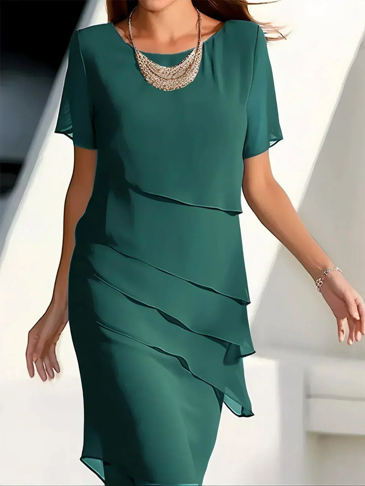Modisches Damenkleid in elegantem Design. Figurschmeichelnde Frauenmode für schicke Auftritte, tagsüber und abends.