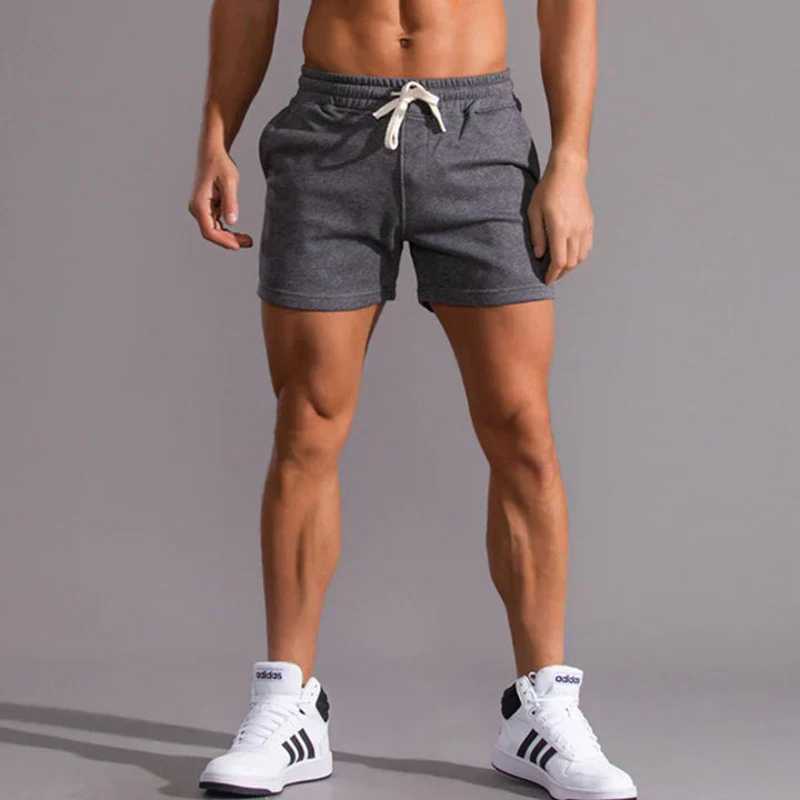 Trendige kurze Hose für Herren; Slim-Fit Schnitt für einen stilvollen Auftritt im Sommer.
