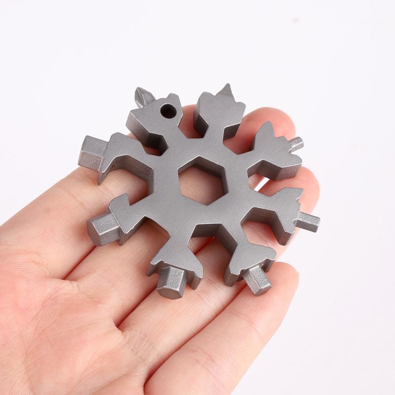 Einzigartiges 18-in-1 Schneeflocken Multitool als originelle Geschenkidee für Outdoor-Enthusiasten.