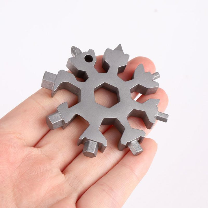 Einzigartiges 18-in-1 Schneeflocken Multitool als originelle Geschenkidee für Outdoor-Enthusiasten.