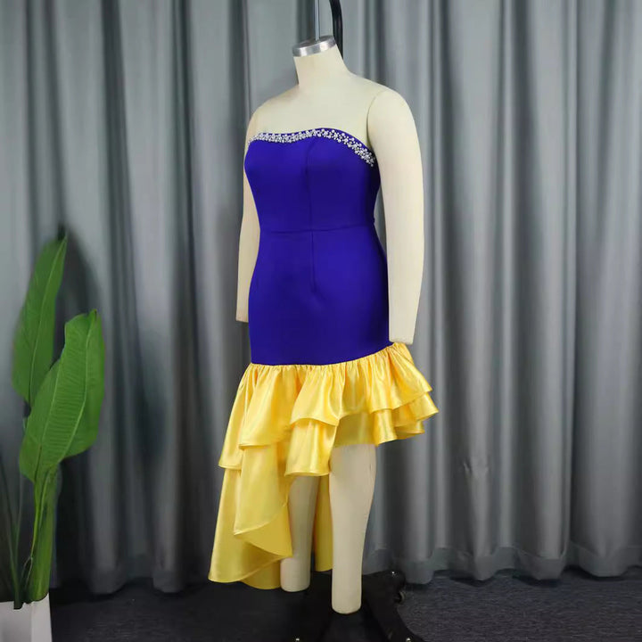 Tailliertes schulterfreies Damen Partykleid mit fließendem Rüschensaum. Perfekt für Sommerfeste.