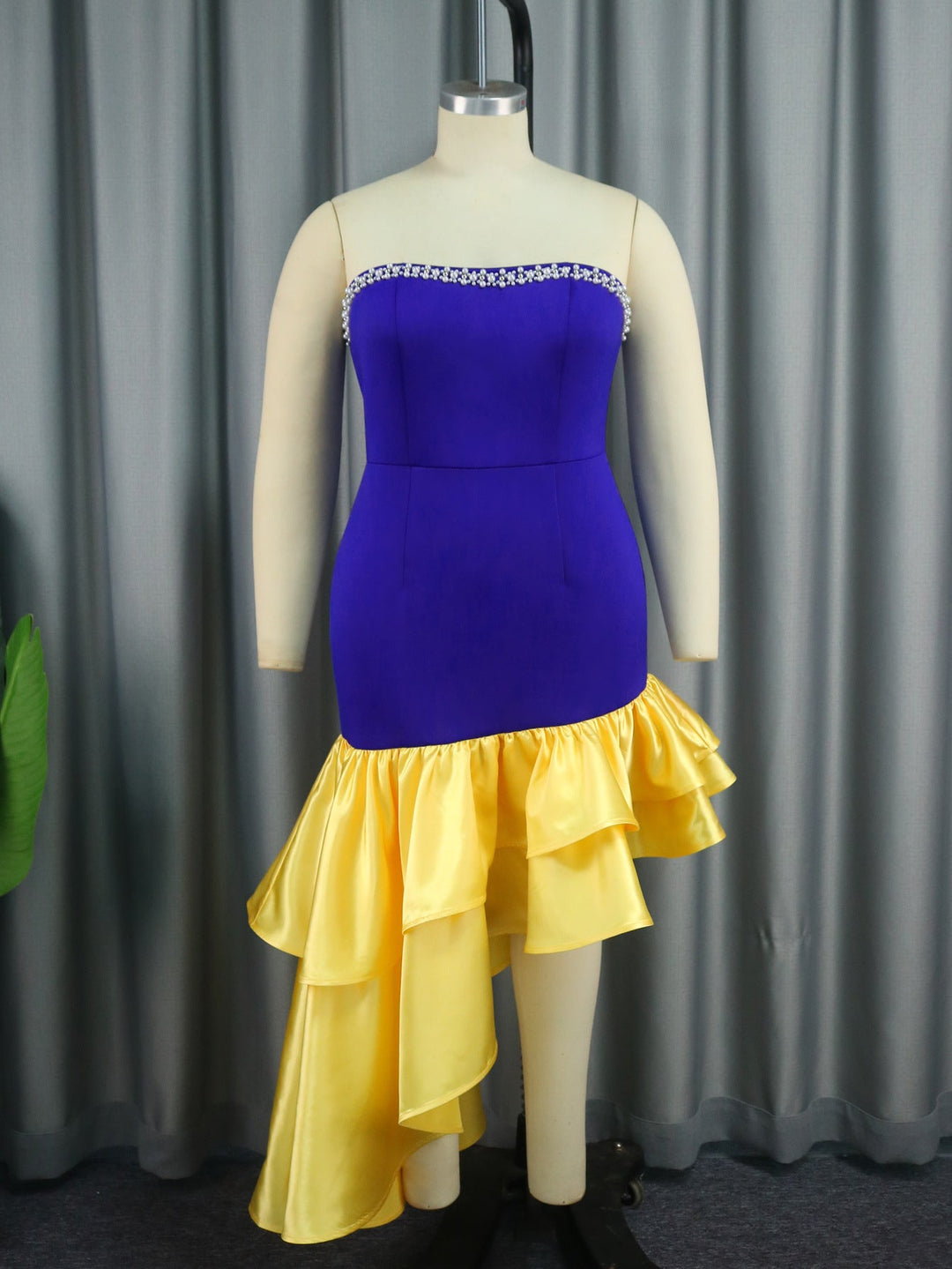 Modernes schulterfreies Rüschenkleid für Damen. Elegantes Party- oder Sommerkleid für Feierlichkeiten.