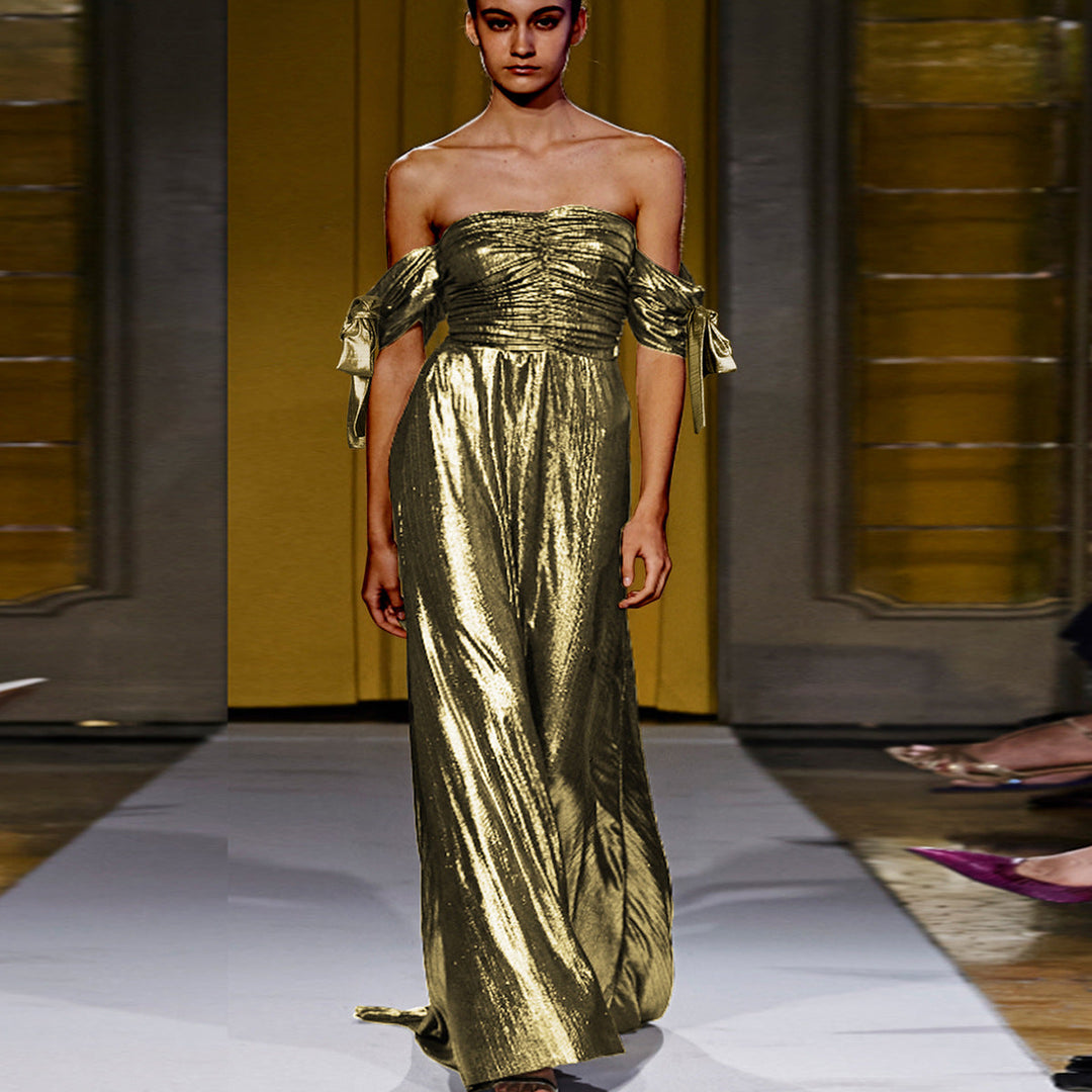 Schulterfreies Gold-Abendkleid für Damen mit eleganten Raffungen; glamourös & festlich für besondere Anlässe.