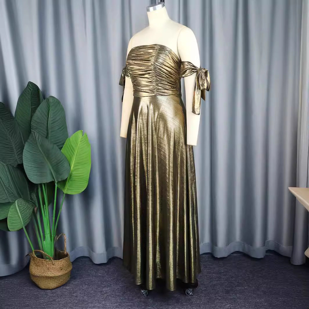 Elegantes goldenes Damen-Abendkleid, schulterfrei mit Raffungen; perfekt für festliche Anlässe & Galas.