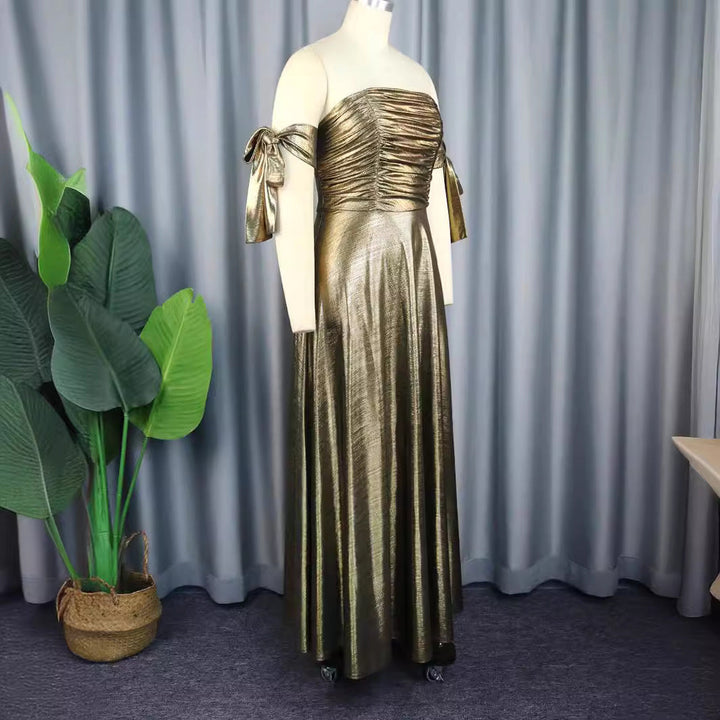 Langes, schulterfreies Gold-Abendkleid für Frauen mit stilvollen Raffungen am Oberteil; glamouröses Partykleid.