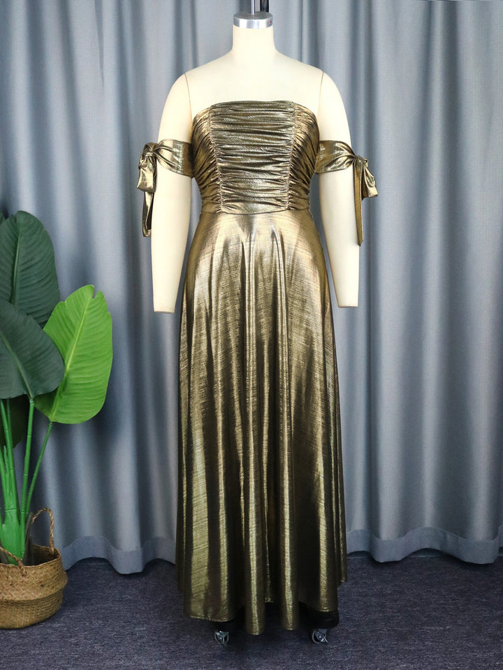 Schulterfreies goldenes Damen-Abendkleid mit eleganten Raffungen; ein glamouröses, langes Kleid für Feste.