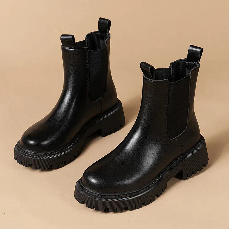 Elegante Damen Chelsea Stiefel in Schwarz, robust, bequem und warm für Herbst und Wintertage.