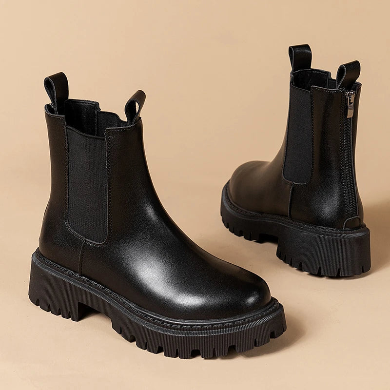 Nahaufnahme der schwarzen Damen Chelsea Stiefel: Plateau, seitlicher Gummizug, Reißverschluss und Profilsohle.