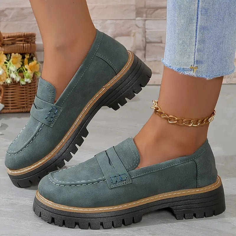 Rote orthopädische Komfortschuhe für Damen, stilvolle Mokassins mit Keilsohle.