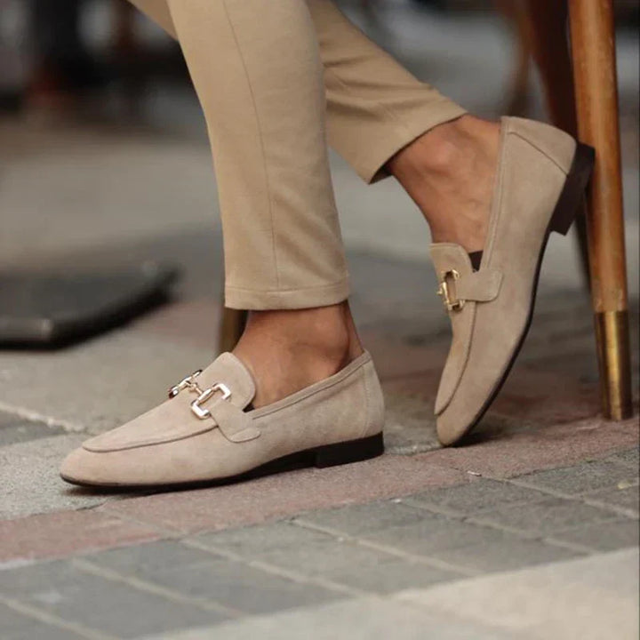 Bequemer schwarzer Herren Business Loafer in Seitenansicht. Eleganter Büroschuh mit hohem Tragekomfort.