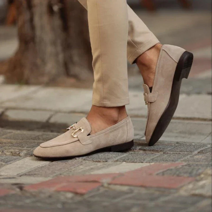 Nahaufnahme: Hochwertiger schwarzer Herren Business Loafer aus Leder. Eleganter Slipper für den smarten Büro-Stil.