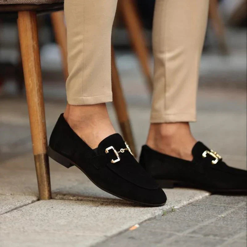 Herren Business Loafer, am Fuß getragen. Eleganter schwarzer Slipper, ideal für smarte Büro-Outfits & klassische Herrenmode.