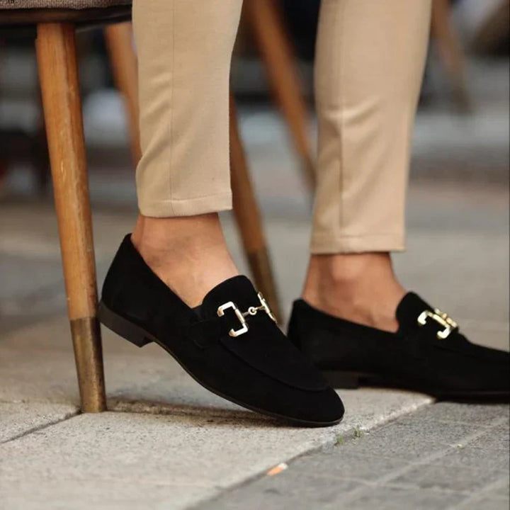 Herren Business Loafer, am Fuß getragen. Eleganter schwarzer Slipper, ideal für smarte Büro-Outfits & klassische Herrenmode.