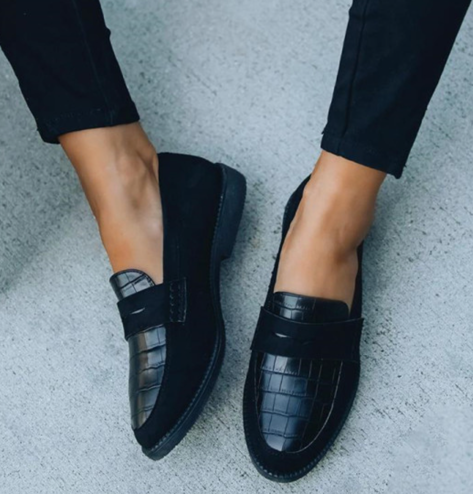 Bequeme schwarze Herren Slipper für den Alltag und die Freizeit, klassisch und stilvoll.