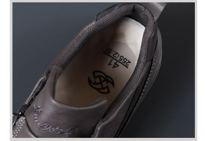 Rote elegante Komfortschuhe für Herren, stylisch & bequem, ein echter Hingucker.