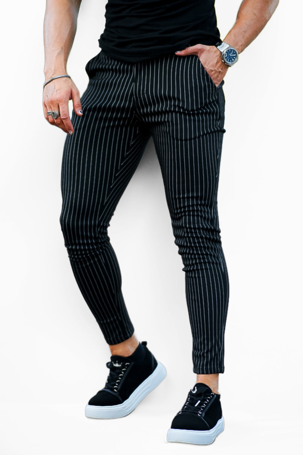 Schwarze gestreifte Herren Stoffhose, elegant & komfortabel für Business & Freizeit.