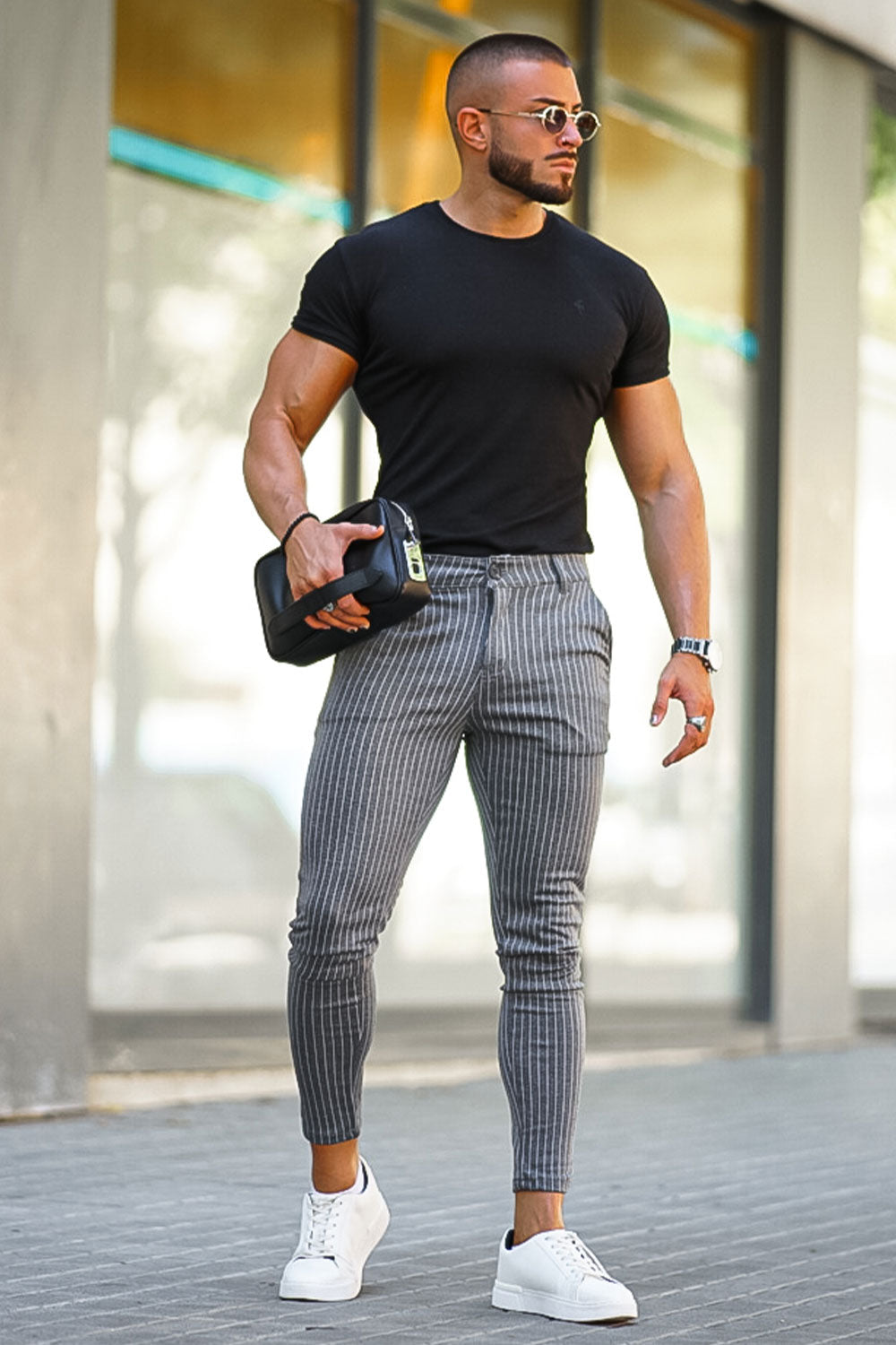 Komfortable & elegante gestreifte Herrenhose in Grau, ein Must-have für moderne Herrenmode.