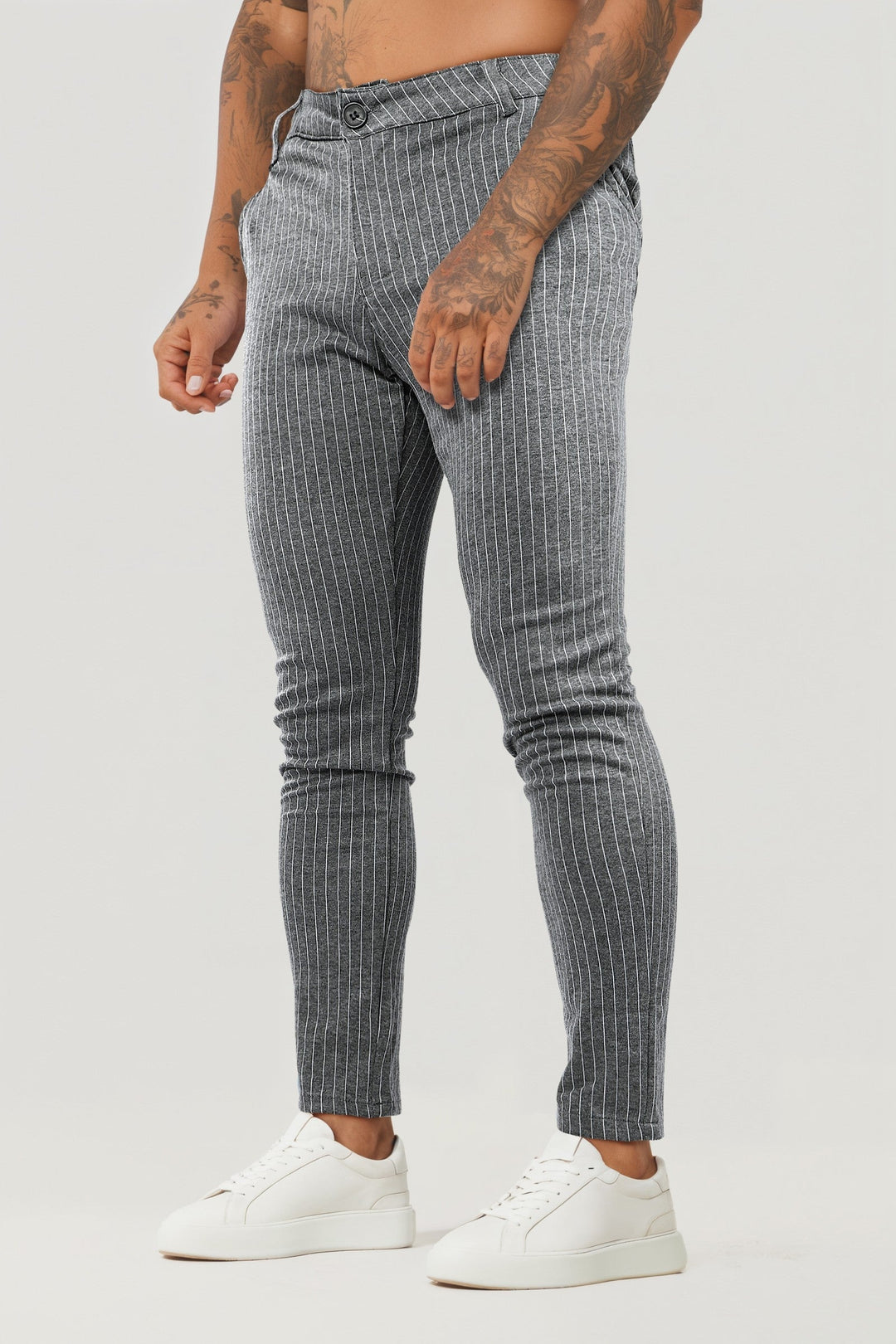 Elegante gestreifte Herrenhose in Grau, komfortabel & stilvoll, perfekt für Business & Alltag.
